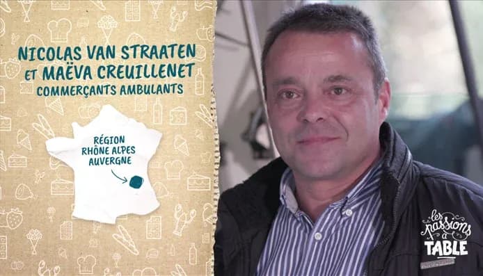 portrait d'un commerçant ambulant sur fond illustré de la région Rhône Alpes Auvergne