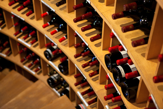 Étagères de bouteilles de vin dans une cave