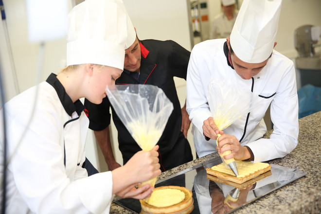 Dressage de tartes au citron par des élèves pâtissiers