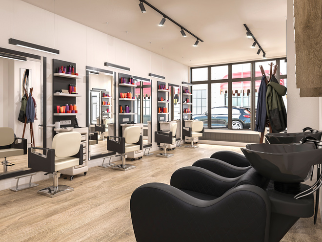 Salon de coiffure avec plein de fauteuils