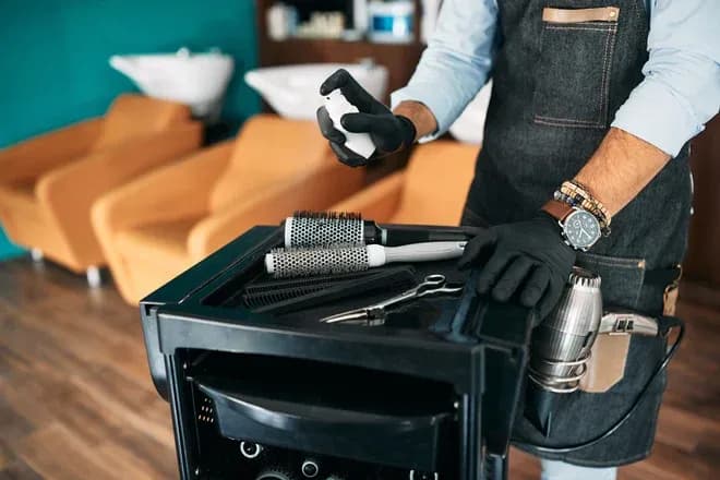chariot de coiffure avec outils et produits de coiffure dans un salon moderne