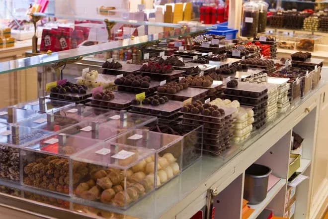vitrine d'une chocolaterie avec différentes variétés de chocolats et confiseries exposées