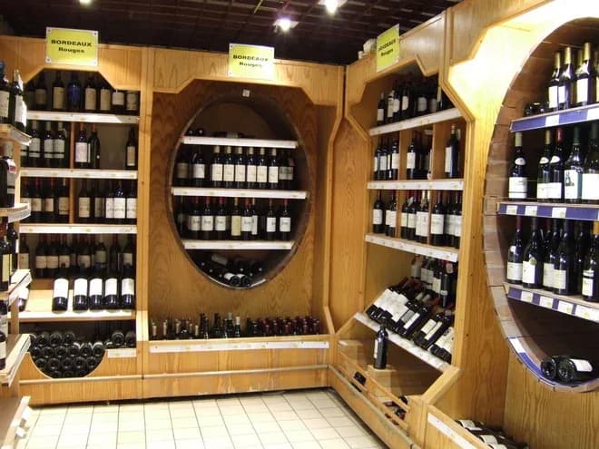 rayonnage en bois avec bouteilles de vin alignées et casiers ronds