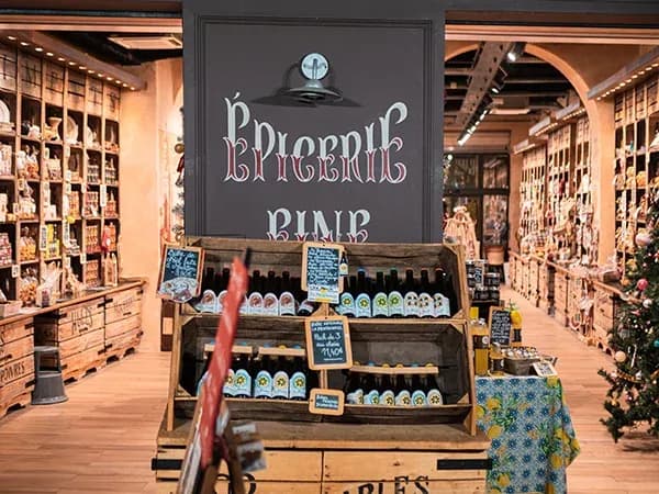 épicerie fine avec étagères en bois et produits alimentaires exposés à la vente