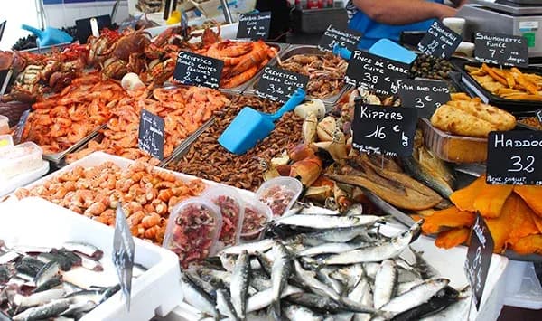 étal de poissonnerie riche en sardines, crevettes, kippers et filets fumés