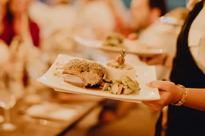 assiette de viande et légumes servie par un traiteur lors d'une réception