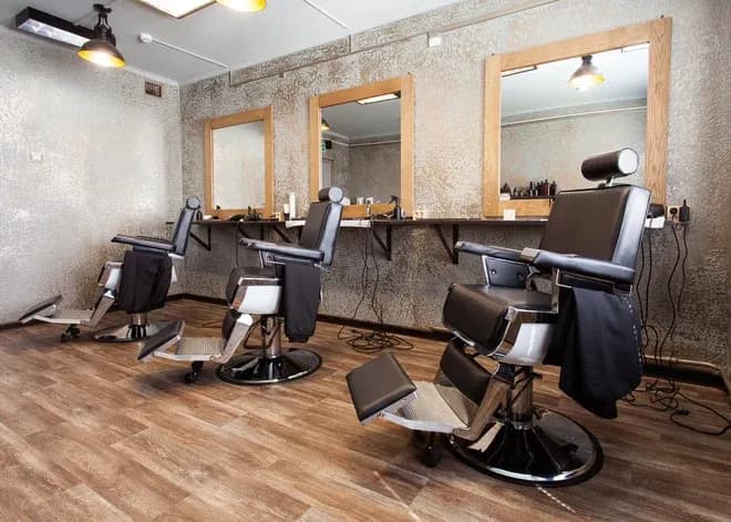 fauteuils de coiffure dans un salon avec miroirs et éclairage moderne