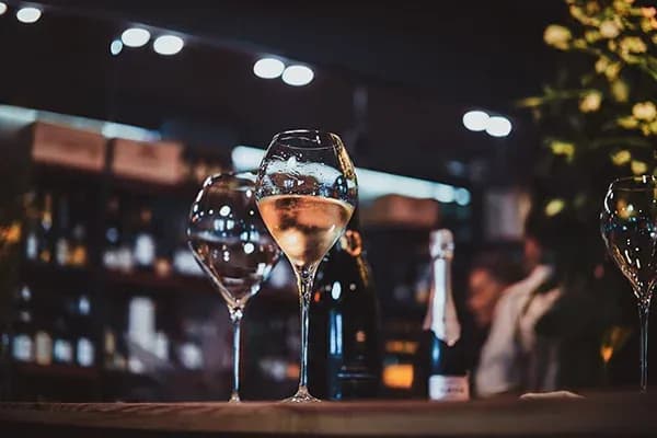verres à vin avec du champagne sur un comptoir dans un bar élégant et tamisé