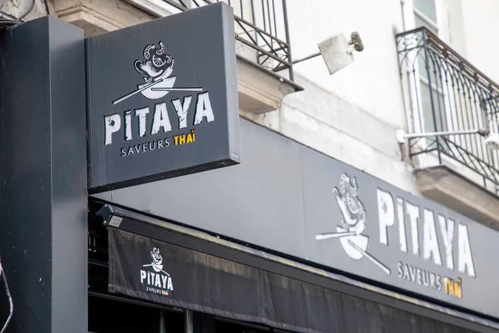 enseigne du restaurant Pitaya avec le texte saveurs thaï et un logo stylisé