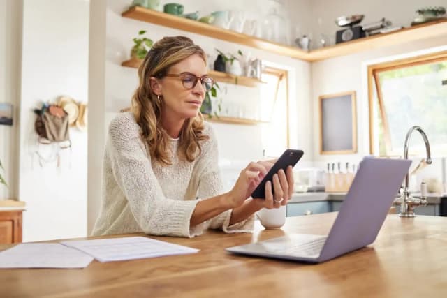 Femme entrain de réaliser de la paperasse