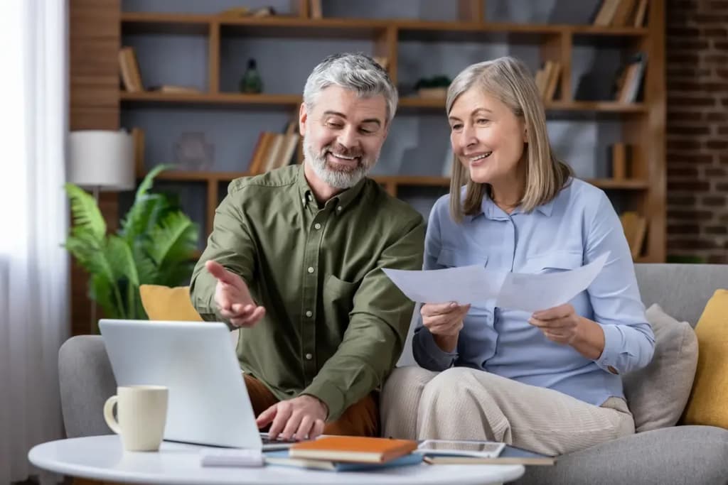 Couple de retraités sur l'ordinateur entrain de faire de l'administratif