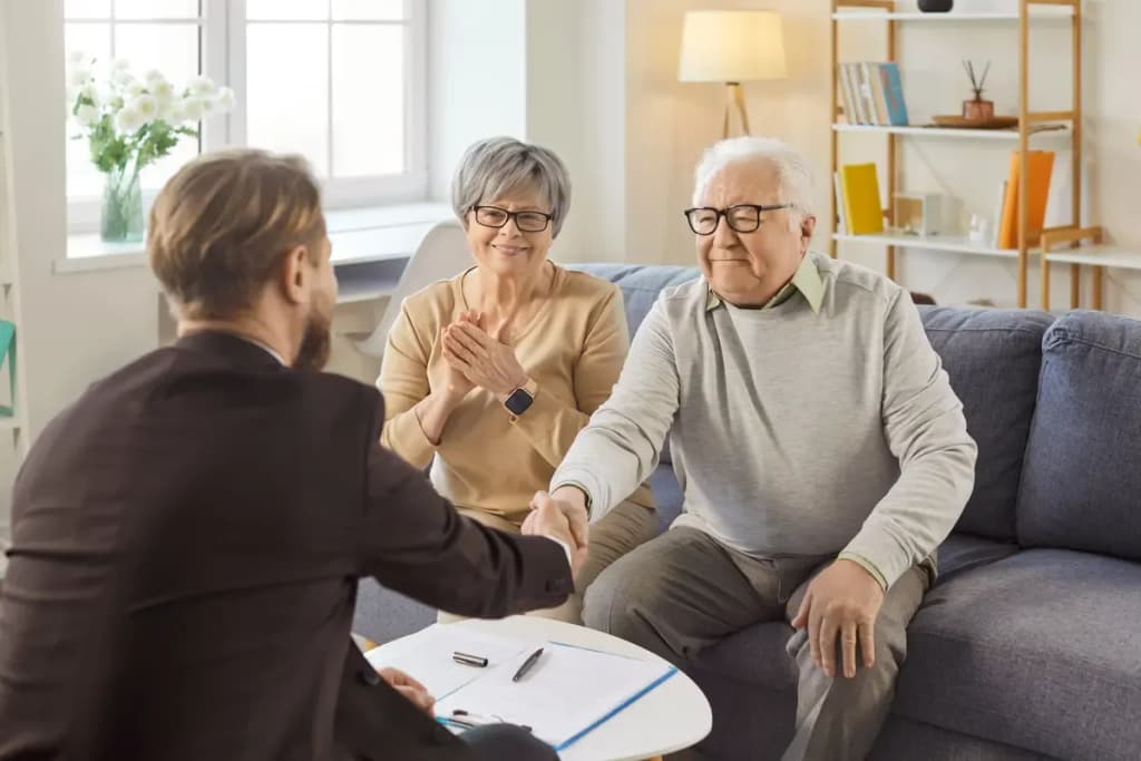 Couple de retraités en consultation administrative