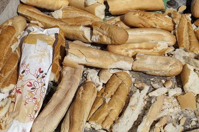 baguettes sèches cassées entassées montrant gaspillage alimentaire