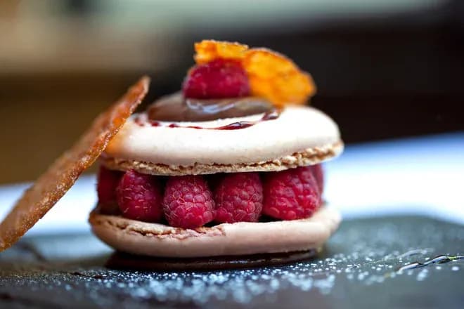 macaron garni de framboises, ganache au chocolat et tuile croustillante