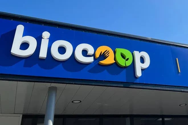 enseigne du magasin biocoop avec un logo coloré sur fond bleu
