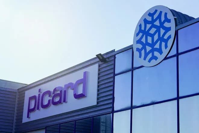 enseigne d'un magasin picard avec un logo sur un bâtiment moderne et lumineux