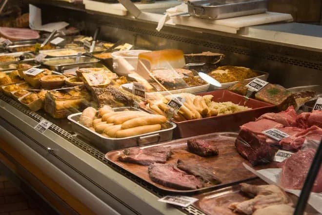 étalage de charcuterie avec diverses viandes et plats préparés en présentation soignée