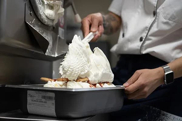 préparation de glace avec un service généreux dans un bac en métal