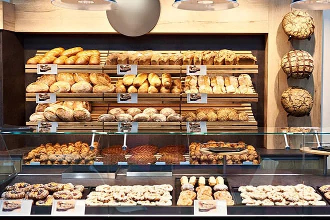 comptoir en verre présentant pains baguettes et viennoiseries