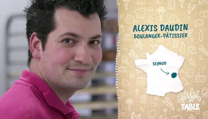 boulanger pâtissier souriant avec une carte de France en arrière-plan indiquant sa localisation