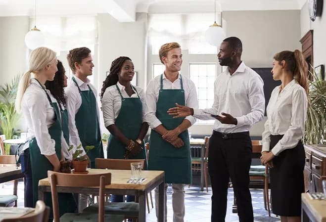 équipe de professionnels souriants dans un environnement de travail collaboratif