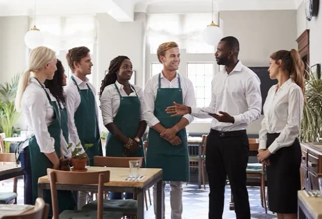 équipe de professionnels souriants dans un environnement de travail collaboratif