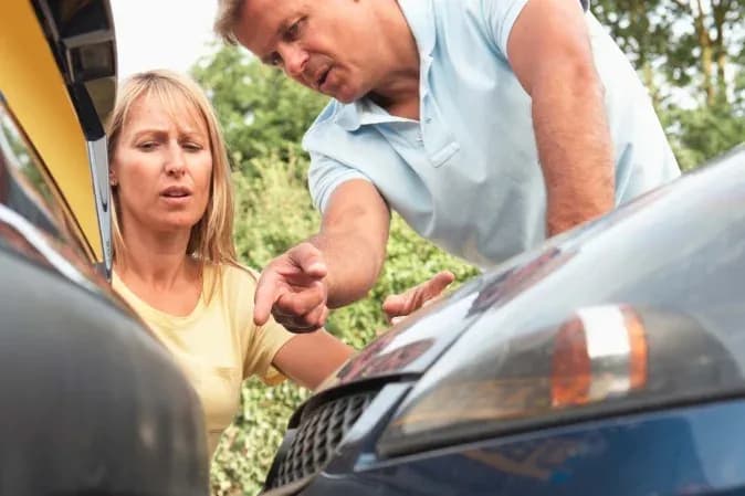discussion entre deux personnes sur les dommages d'une voiture après un accident