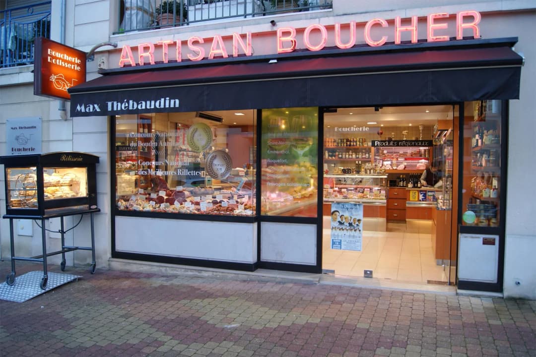 boutique de boucherie avec vitrine et enseigne lumineuse artisan boucher Max Thébaudin