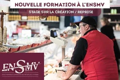 boucher charcutier en train de travailler dans une boutique avec des produits en arrière-plan