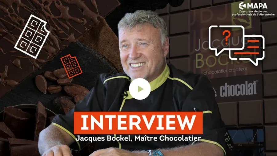 Homme souriant en tenue de chocolatier avec des éléments graphiques sur le chocolat en arrière-plan
