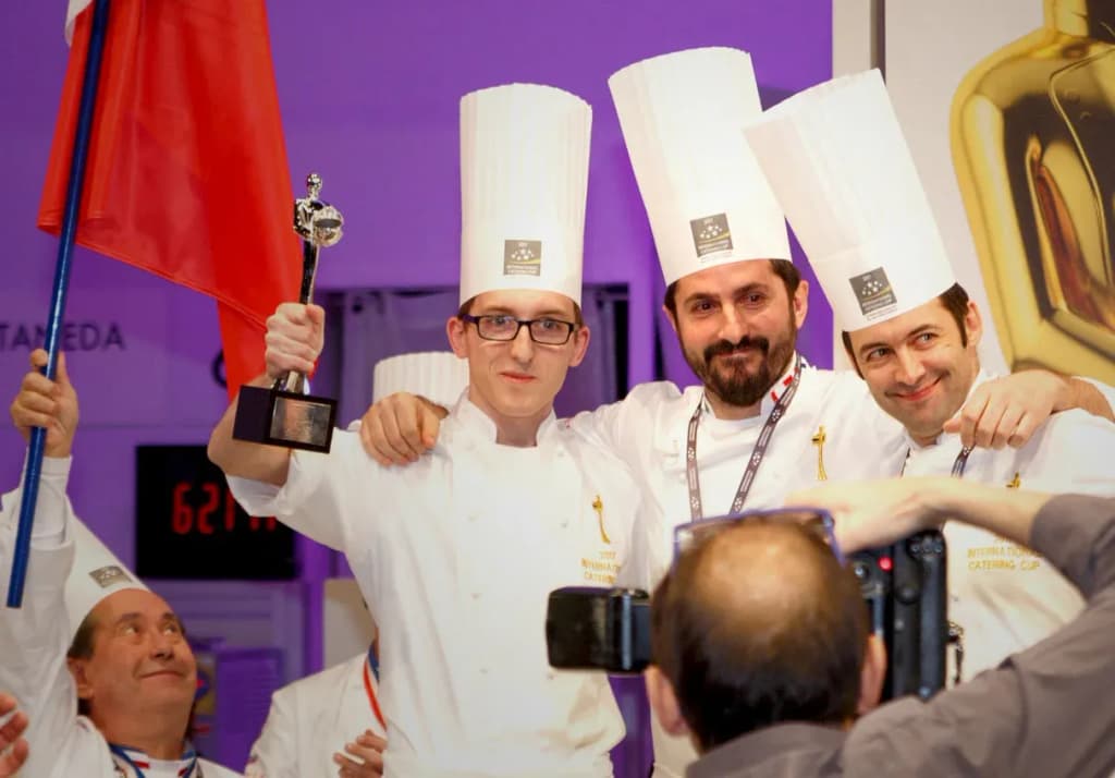 chefs en tenue de cuisine célébrant un prix lors d'un concours culinaire