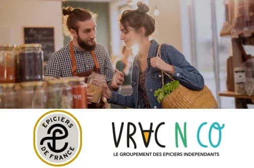 personnes échangeant dans une épicerie avec des produits en vrac en arrière-plan