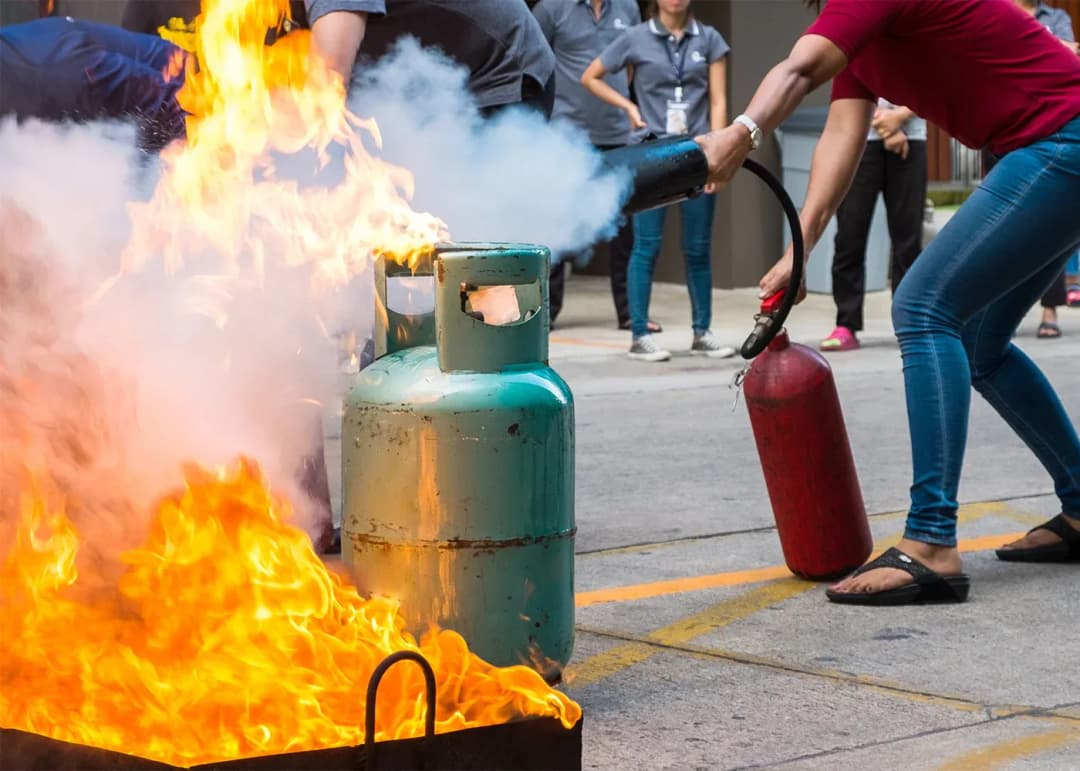 formation à l'extinction d'un feu avec un extincteur devant un feu de gaz en entreprise
