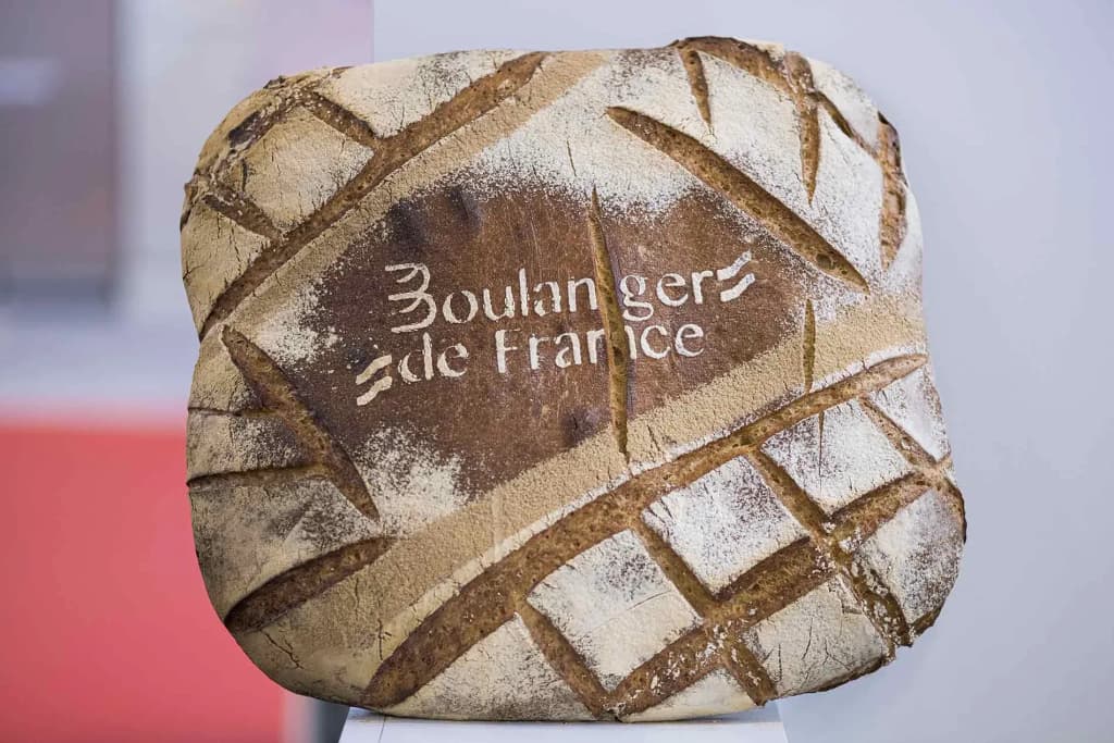 pain artisanal avec inscription boulanger de france et motifs de cuisson sur la croûte