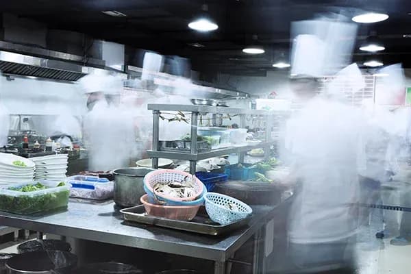 cuisine professionnelle animée avec des chefs en mouvement et des ingrédients sur les tables