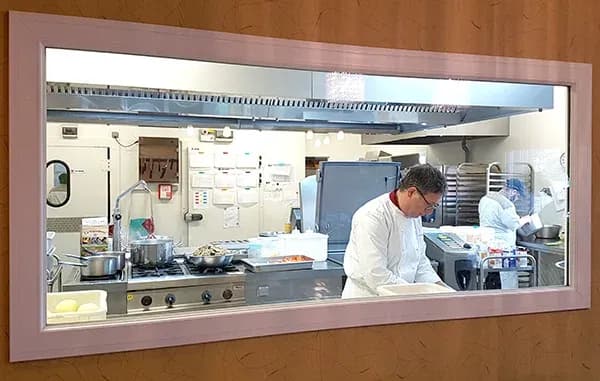 chef en cuisine préparant des plats avec des ustensiles et des ingrédients sur le plan de travail