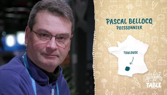 Homme souriant avec des lunettes, portrait à côté d'une carte de France indiquant Toulouse