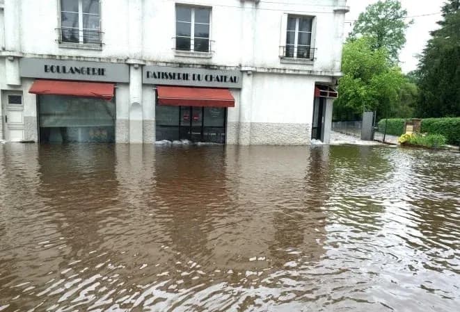 inondation devant des commerces avec de l'eau stagnante sur la chaussée