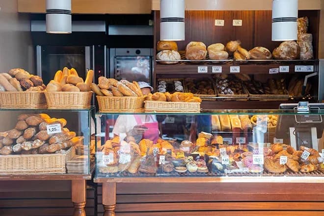 vitrine d'une boulangerie avec divers pains et pâtisseries exposés