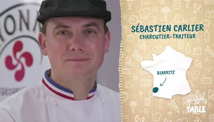 chef souriant en tenue de cuisine avec une carte de Biarritz en arrière-plan