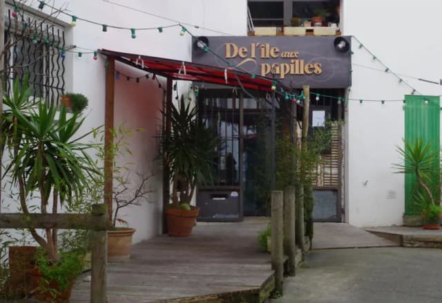 restaurant avec une entrée décorée de plantes et guirlandes lumineuses sur l'île d'Oléron