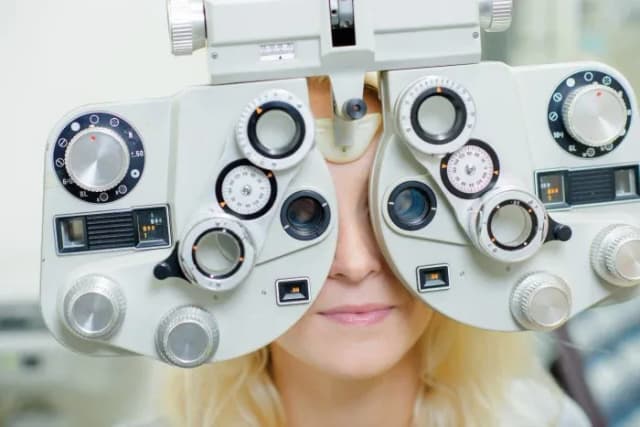 Appareil de mesure de la vue utilisé lors d'un examen ophtalmologique