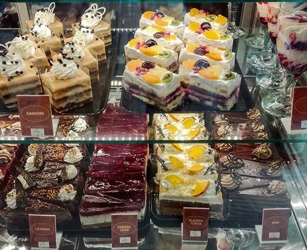 vitrine de pâtisseries, entremets aux fruits, gâteaux au chocolat, parts crémeuses