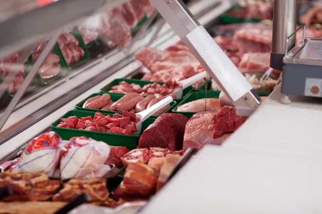 bande de viande avec différents morceaux et préparations dans un magasin de charcuterie