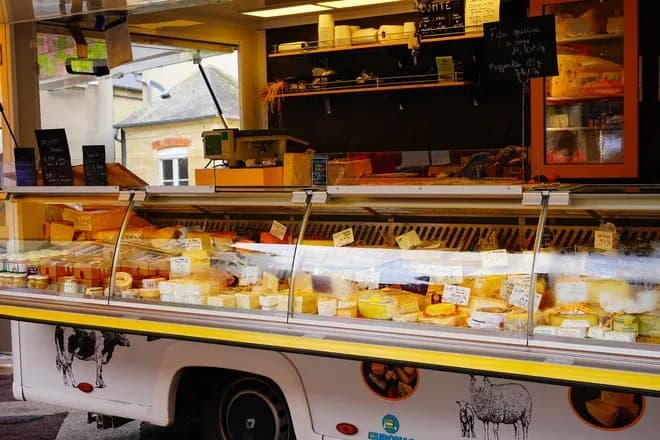 étal de fromages artisanaux variés exposés dans un camion ambulant