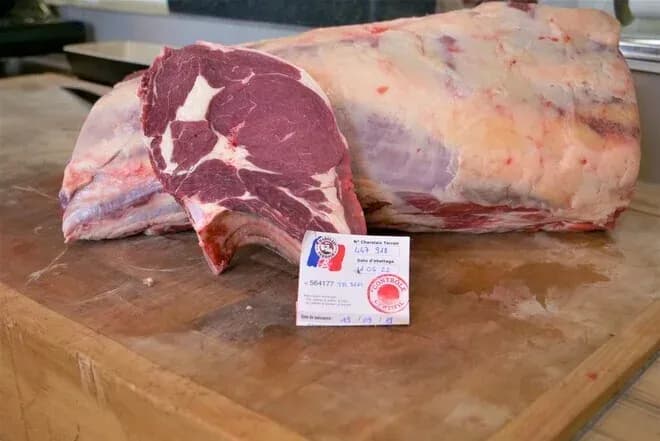côte de bœuf avec étiquette de certification sur planche à découper