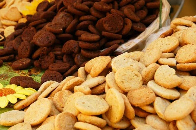 biscuits de différentes couleurs empilés sur une table avec une décoration florale