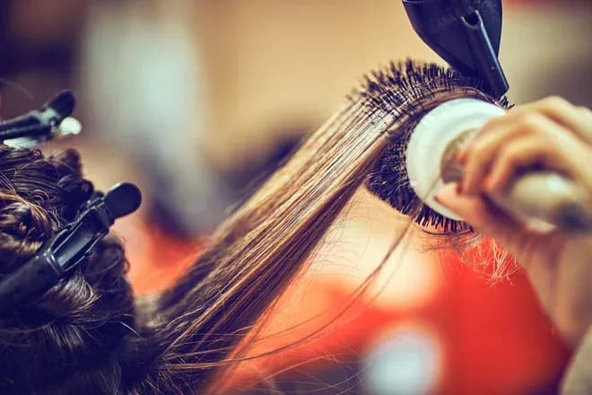 séchage au brushing d'une mèche avec brosse ronde et sèche-cheveux
