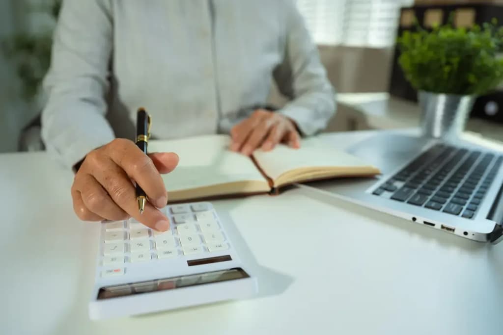 Homme effectue des calculs