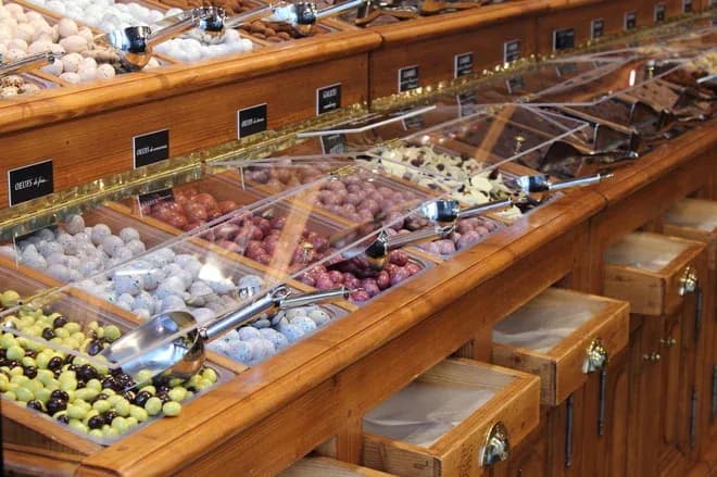 présentoir en bois de dragées et bonbons colorés avec pelles